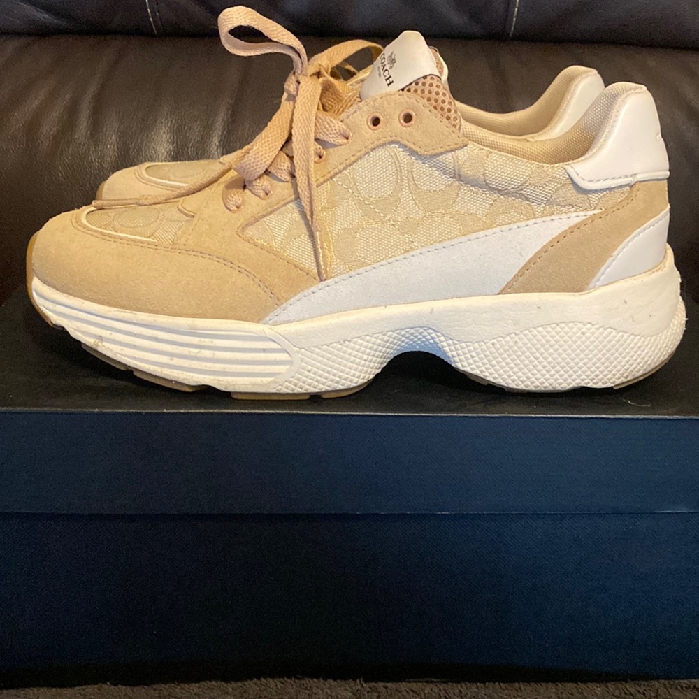 9.5 B only worn once. No scratch’s, scruffs or stains. Like brand new